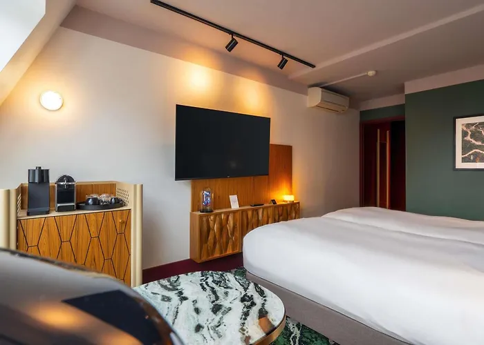 Maison Louise Centre - Handwritten Collection Lilla